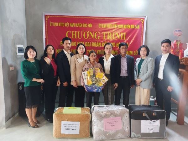 Ủy ban MTTQ Việt Nam huyện Gia Lâm bàn giao nhà “Đại đoàn kết” cho hộ nghèo huyện Sóc Sơn  