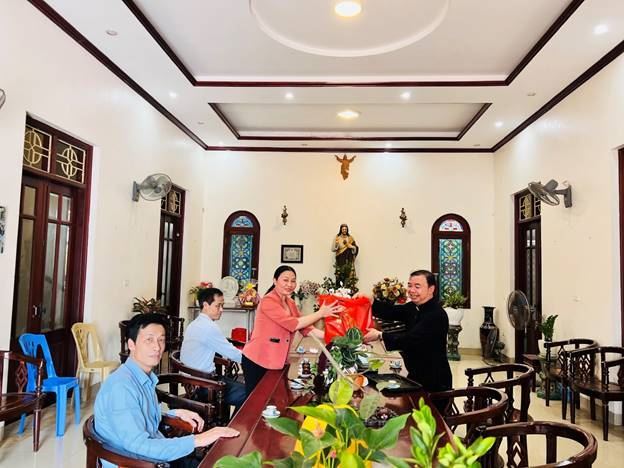 Ban thường trực Ủy ban MTTQ Việt Nam huyện Đan Phượng đã tổ chức đoàn đi thăm và tặng quà các chức sắc, chức việc tiêu biểu của các tôn giáo trên địa bàn huyện.