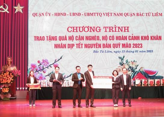 Ủy ban MTTQ Việt Nam quận Bắc Từ Liêm tổ chức tặng quà các hộ cận nghèo hộ có hoàn cảnh khó khăn nhân dịp tết nguyên đán Quý Mão 2023