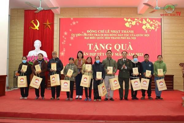 Đồng chí Phó chủ tịch Ủy ban MTTQ Việt Nam Thành phố Hà Nội và  đồng chí  Lê Nhật Thành đại biểu Quốc Hội tặng quà tại huyện Quốc Oai