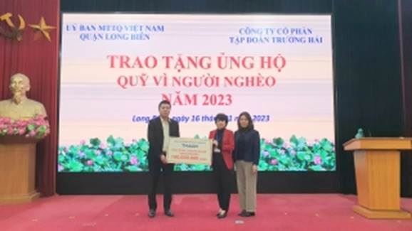Ủy ban MTTQ Việt Nam quận Long Biên tiếp nhận ủng hộ Quỹ “Vì người nghèo” năm 2023