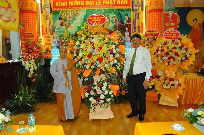 Quận Thanh Xuân thăm, chúc mừng Ban Trị sự Giáo hội Phật giáo quận nhân Đại lễ Phật Đản PL. 2568 – DL. 2024