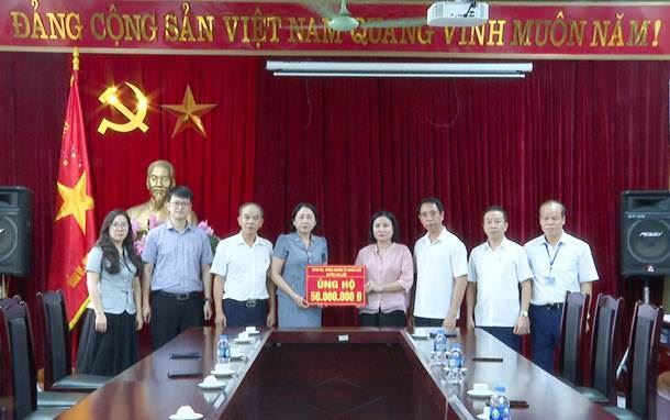 Huyện Gia Lâm trao hỗ trợ các nạn nhân vụ cháy nhà trọ xảy ra tại phố Trung Kính, phường Trung Hòa, quận Cầu Giấy 