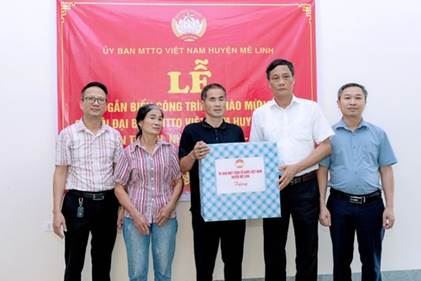 Gắn biển công trình nhà Đại đoàn kết chào mừng Đại hội đại biểu MTTQ Việt Nam huyện Mê Linh, nhiệm kỳ 2024-2029