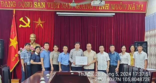 Huyện Ứng Hòa hỗ trợ các nạn nhân trong vụ cháy nhà trọ tại phường Trung Hòa, Cầu Giấy
