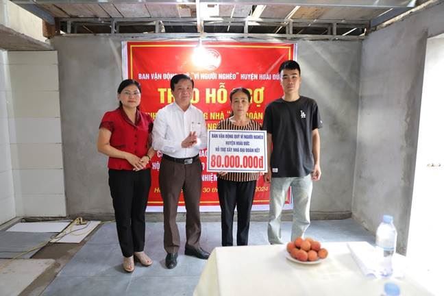 Bàn giao nhà Đại đoàn kết cho hộ cận nghèo – Công trình chào mừng thành công Đại hội Đại biểu Uỷ ban MTTQ Việt Nam huyện Hoài Đức