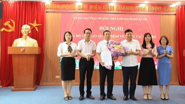 Công bố và trao quyết định về công tác cán bộ tại Ủy ban MTTQ Việt Nam huyện Mê Linh