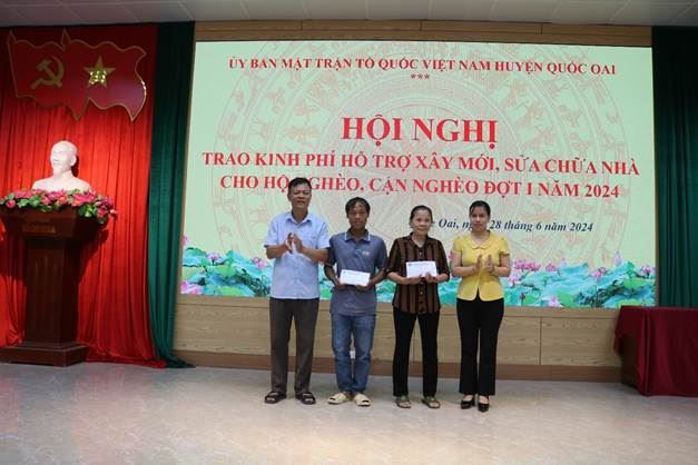 Uỷ ban MTTQ Việt Nam huyện Quốc Oai trao kinh phí hỗ trợ xây, sửa nhà ở cho hộ nghèo, cận nghèo năm 2024