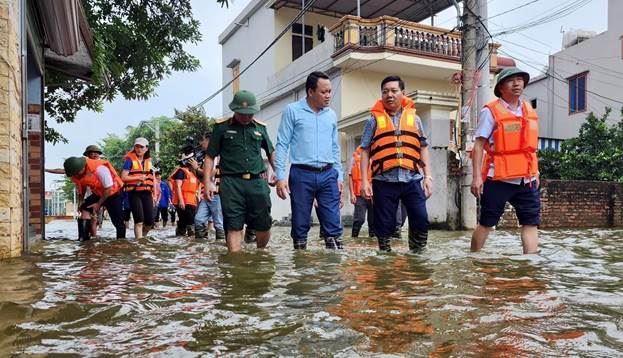 Huyện Quốc Oai hỗ trợ kịp thời các hộ dân bị ngập úng do ảnh hưởng cơn bão số 2