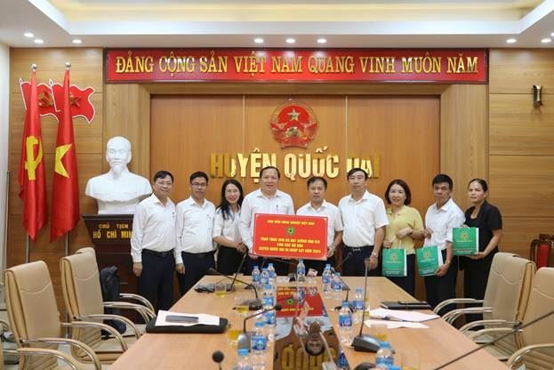 Huyện Quốc Oai tiếp nhận hạt giống rau của Học viện Nông nghiệp trao tặng