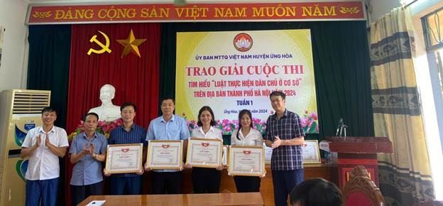 MTTQ Việt Nam huyện Ứng Hoà tổ chức trao giải cho các tập thể và cá nhân có thành tích trong triển khai tìm hiểu Luật Dân chủ ở cơ sở