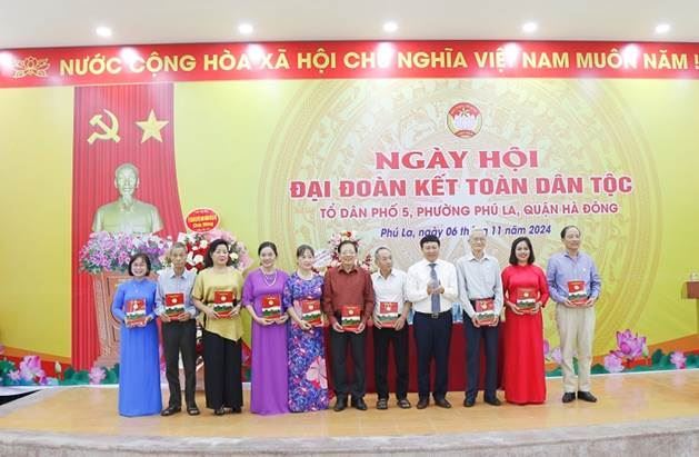 Phó Chủ tịch Ủy ban MTTQ Việt Nam thành phố Hà Nội chung vui Ngày hội Đại đoàn kết toàn dân tộc tại phường Phú La, quận Hà Đông