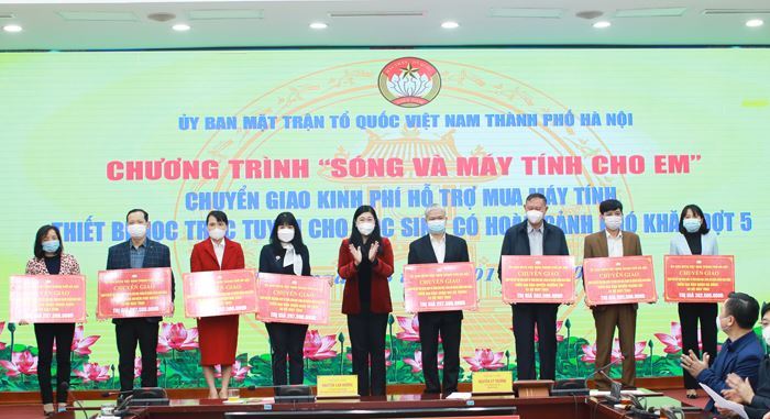 Uỷ ban MTTQ Việt Nam Thành phố tổ chức chương trình chuyển giao kinh phí, thiết bị học trực tuyến cho hơn 1000 học sinh nghèo, con các y bác sĩ hoàn cảnh khó khăn và học sinh khuyết tật