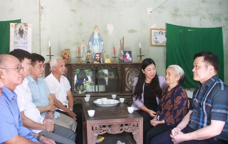 Chủ tịch Ủy ban MTTQ Việt Nam Thành phố Nguyễn Lan Huơng tặng quà người cao tuổi có hoàn cảnh khó khăn huyện Thường Tín