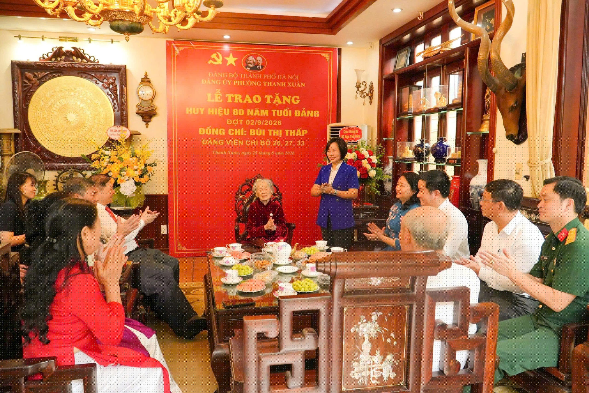 Đồng chí Bùi Huyền Mai, Ủy viên Ban Thường vụ Thành ủy, Chủ tịch Ủy ban MTTQ Việt Nam thành phố Hà Nội phát biểu tại lễ trao Huy hiệu 80 năm tuổi Đảng tặng đảng viên lão thành Bùi Thị Thấp. Ảnh: Tùng Lâm