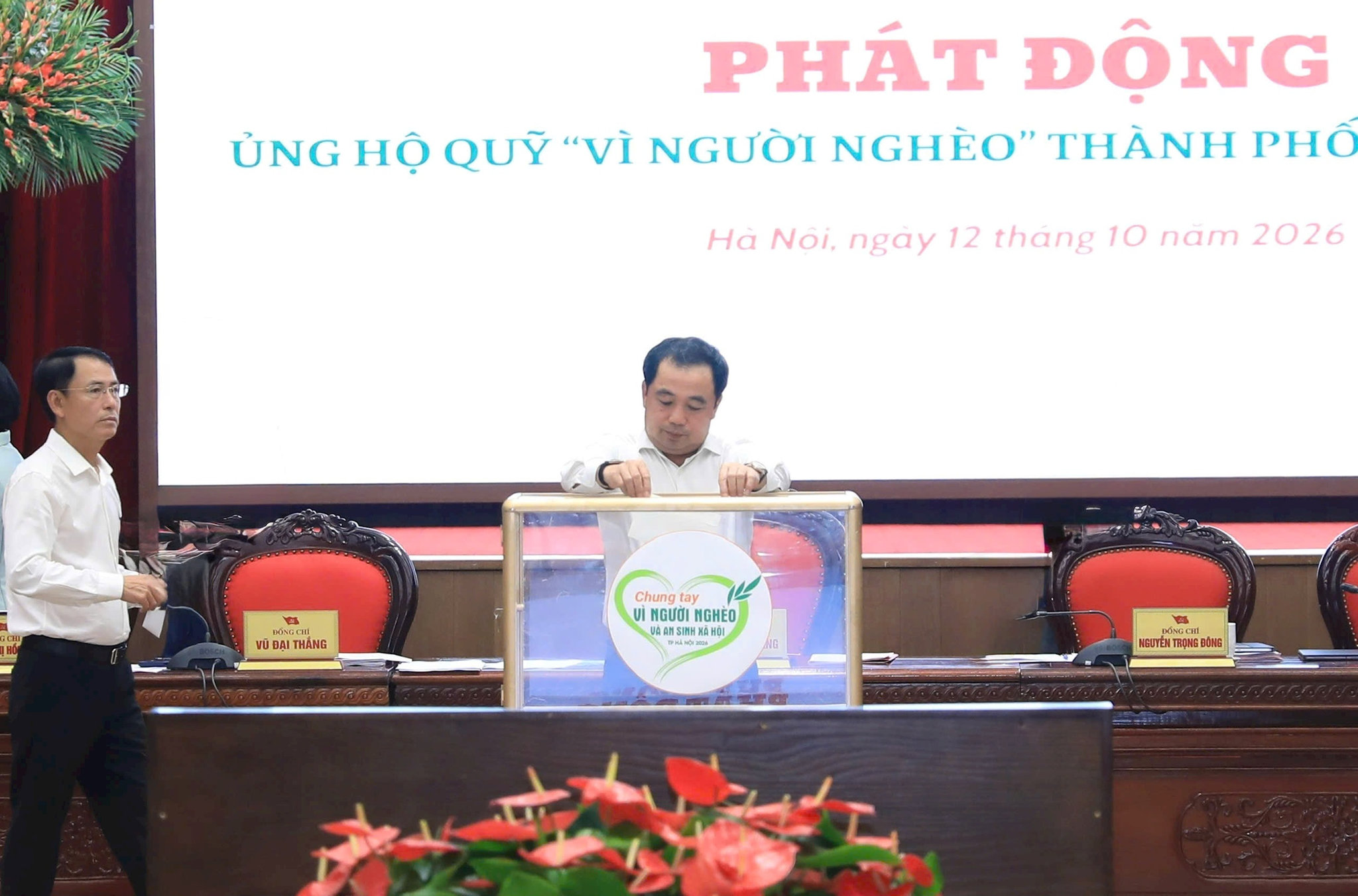 Ủy viên Bộ Chính trị, Bí thư Thành ủy, Trưởng đoàn đại biểu Quốc hội thành phố Hà Nội Trần Đức Thắng ủng hộ Quỹ “Vì người nghèo” thành phố năm 2026. Ảnh: Quang Thái