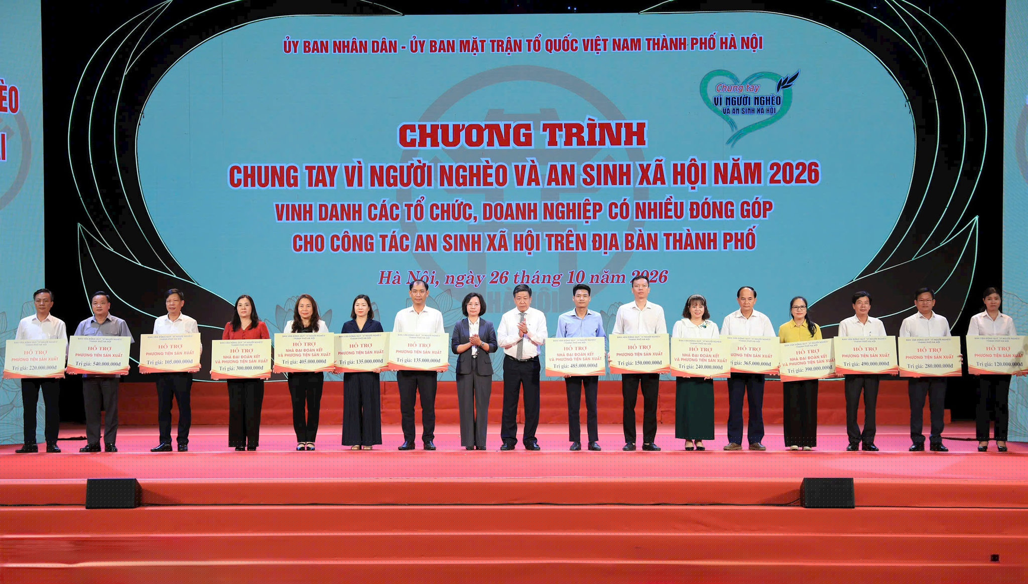 Chủ tịch Ủy ban Mặt trận Tổ quốc Việt Nam thành phố Hà Nội Bùi Huyền Mai và Phó Chủ tịch Thường trực UBND thành phố Hà Nội Dương Đức Tuấn tiếp nhận ủng hộ và trao Thư cảm ơn ghi nhận sự ủng hộ của các đơn vị. Ảnh Quang T