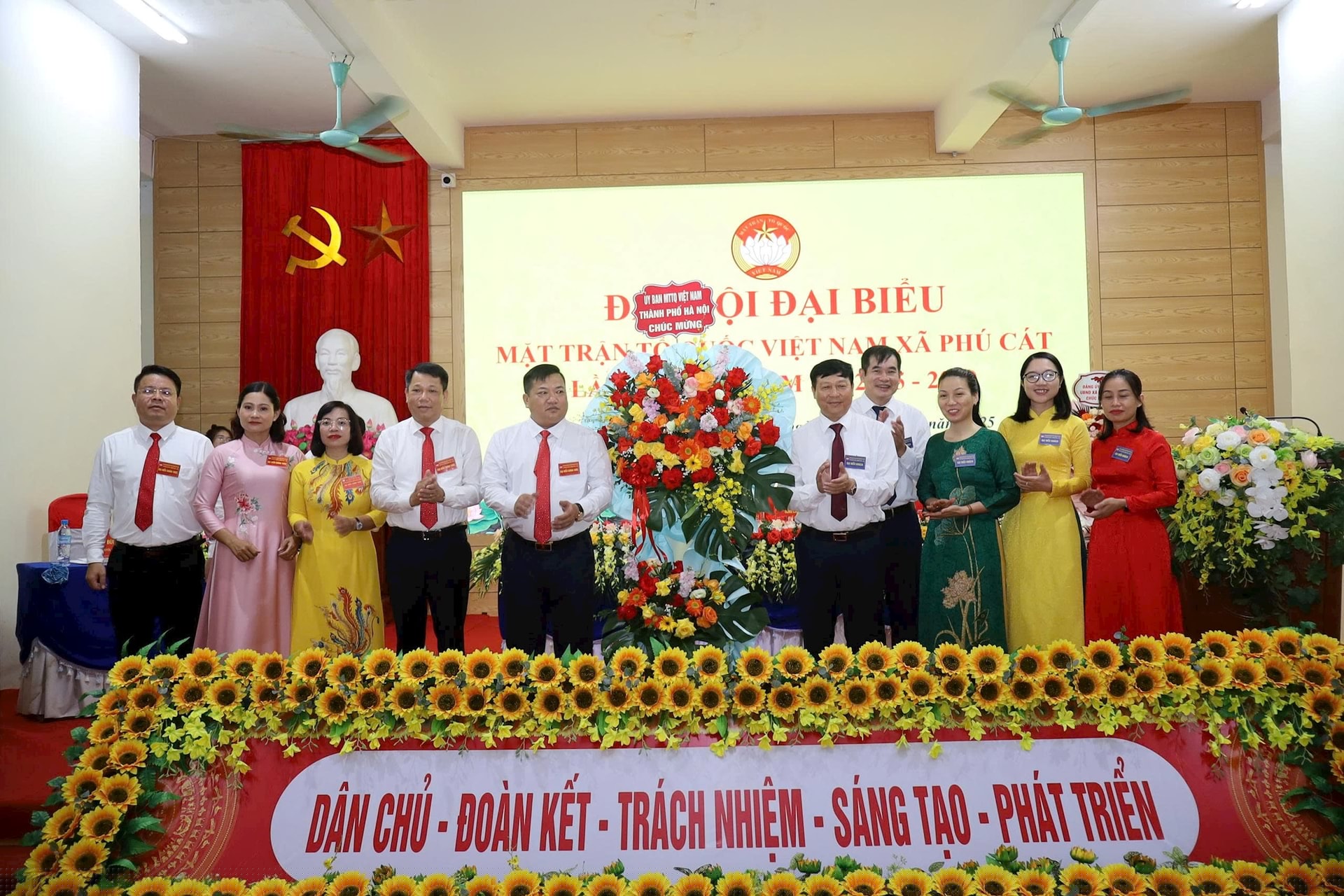 Lãnh đạo MTTQ thành phố tặng hoa chúc mừng Đại hội. Ảnh: Hoàng Sơn