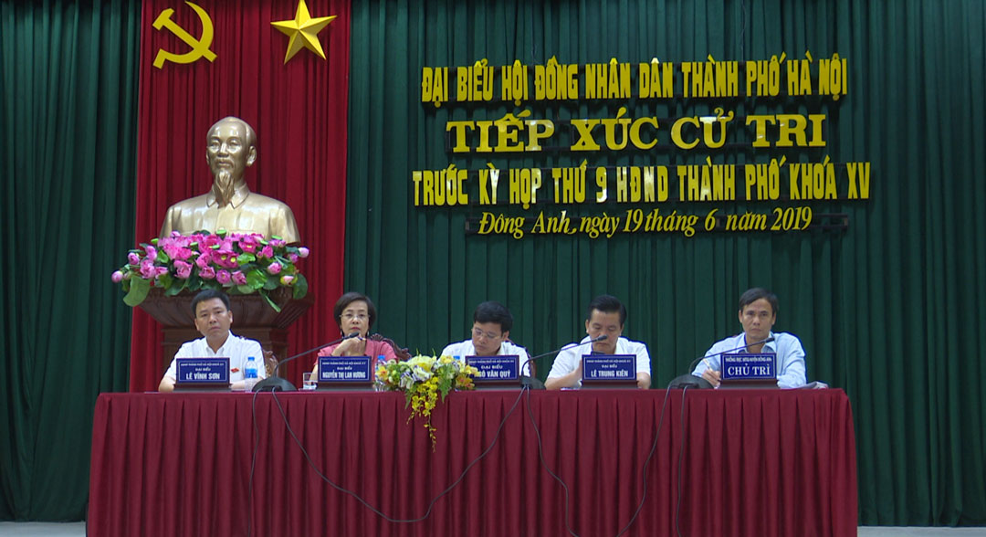 Đ/c Đỗ Ngọc Bích (bìa phải) – UVTV, Chủ tịch Ủy ban MTTQ Việt Nam huyện chủ trì hội nghị