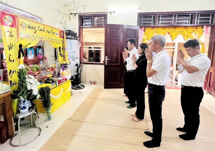 Lãnh đạo MTTQ thành phố Hà Nội chia buồn với gia đình bị thiệt mạng trong vụ lật tàu ở Quảng Ninh