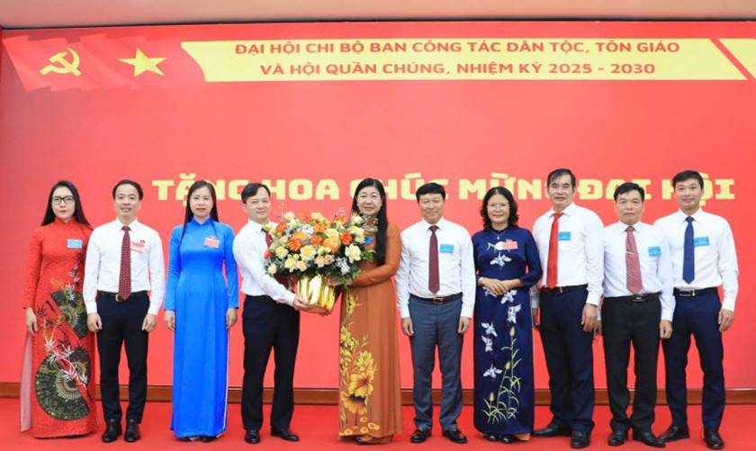 Các đồng chí lãnh đạo Ủy ban MTTQ Việt Nam TP Hà Nội tặng hoa chúc mừng Đại hội