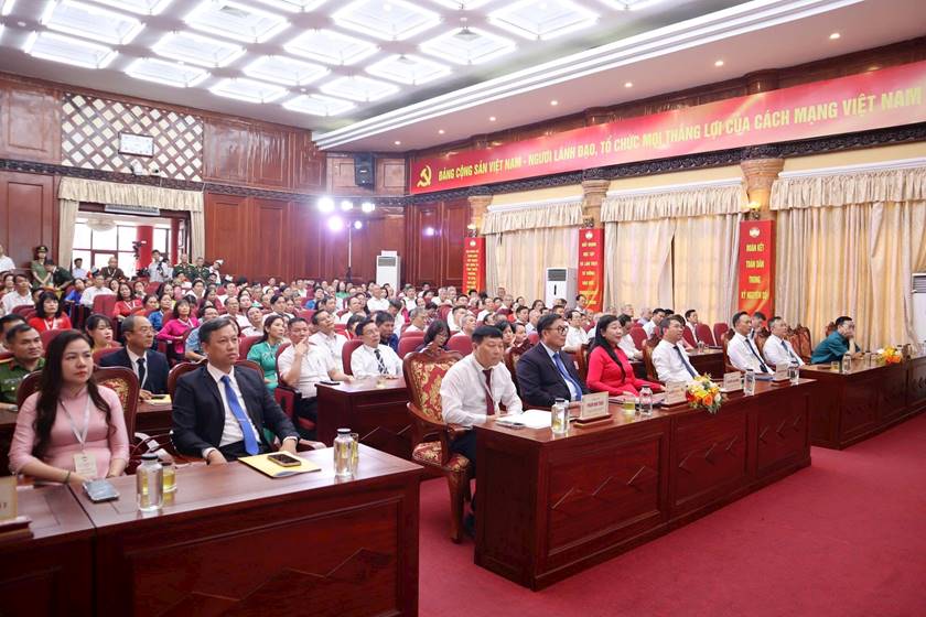 A group of people sitting in a room
AI-generated content may be incorrect.