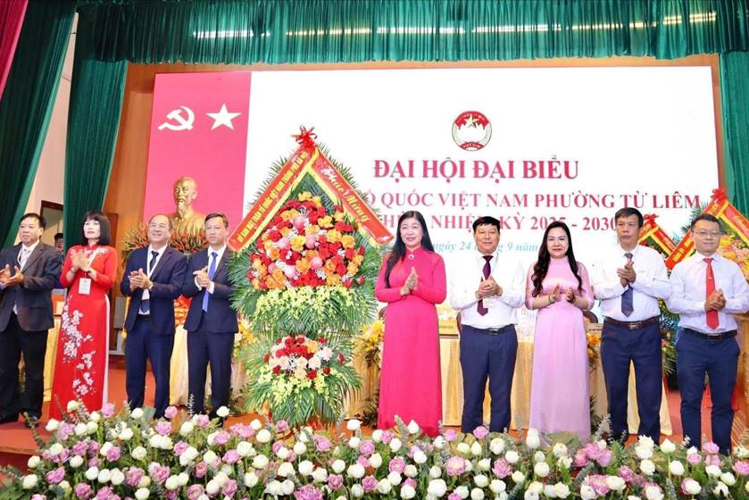 A group of people standing on a stage
AI-generated content may be incorrect.