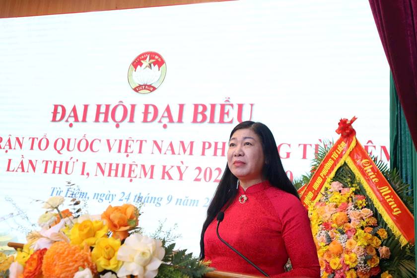 A person standing at a podium
AI-generated content may be incorrect.