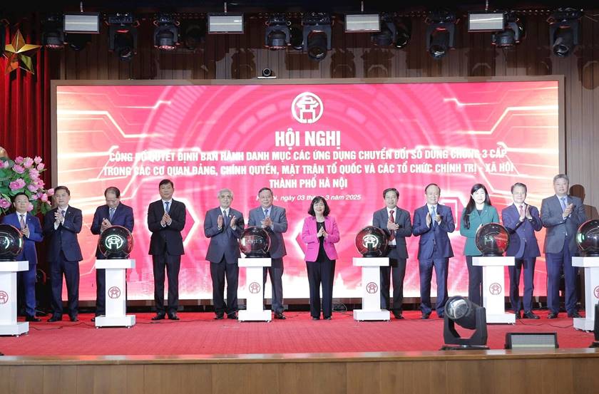 A group of people on a stage

AI-generated content may be incorrect.