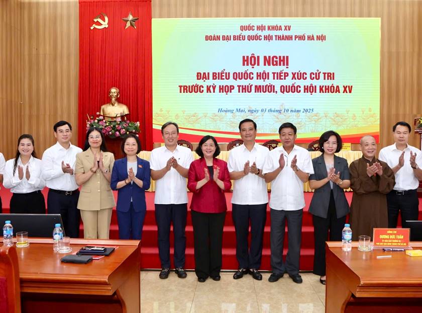 A group of people standing in front of a screen

AI-generated content may be incorrect.