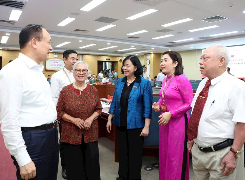 A group of people standing in a room

AI-generated content may be incorrect.