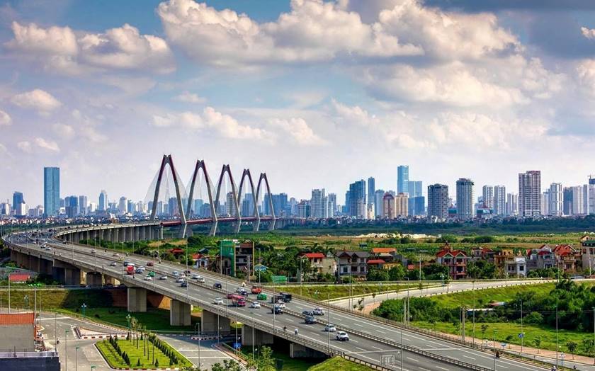 A bridge with cars and a city in the background

AI-generated content may be incorrect.