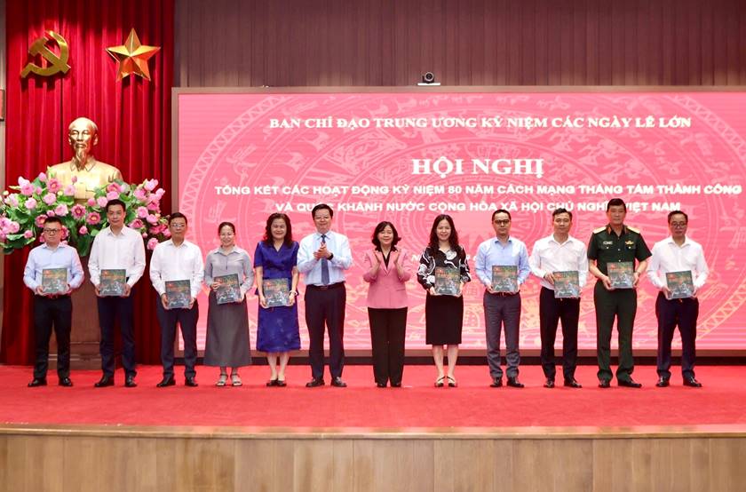 A group of people standing on a stage

AI-generated content may be incorrect.