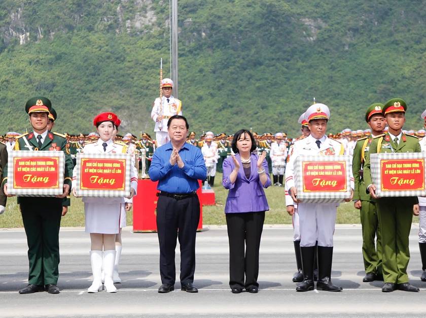 A group of people standing in a line

AI-generated content may be incorrect.