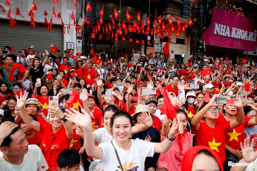 A group of people in red shirts

AI-generated content may be incorrect.