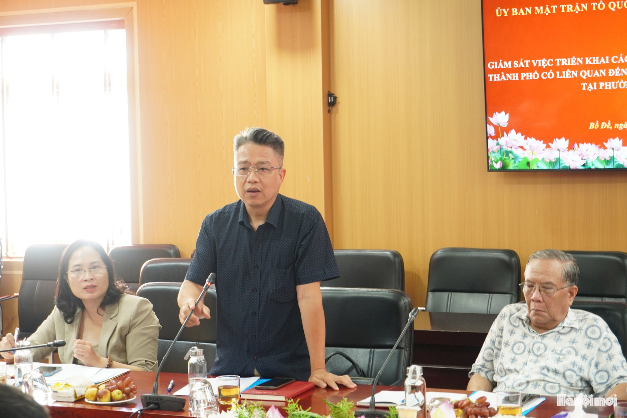 Phó Giám đốc Sở Dân tộc và Tôn giáo thànhHà Nội Phan Vũ trao đổi tại buổi làm việc. Ảnh: Lê Dung