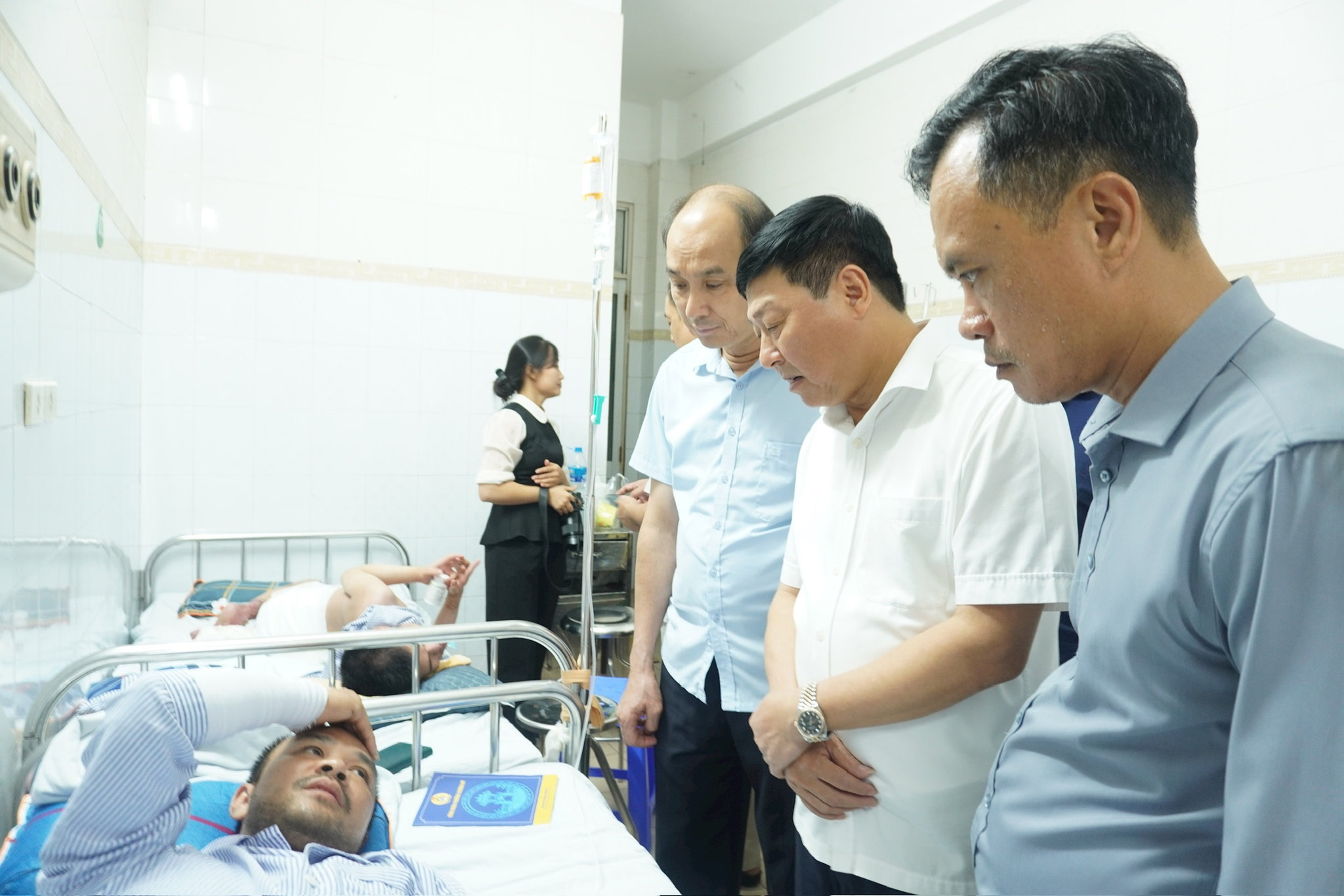 Phó Chủ tịch Ủy ban Mặt trận Tổ quốc Việt Nam thành phố Hà Nội Phạm Anh Tuấn cùng đại diện lãnh đạo Sở Nội vụ, phường Chương Mỹ thăm hỏi nạn nhân. Ảnh: Lê Dung.