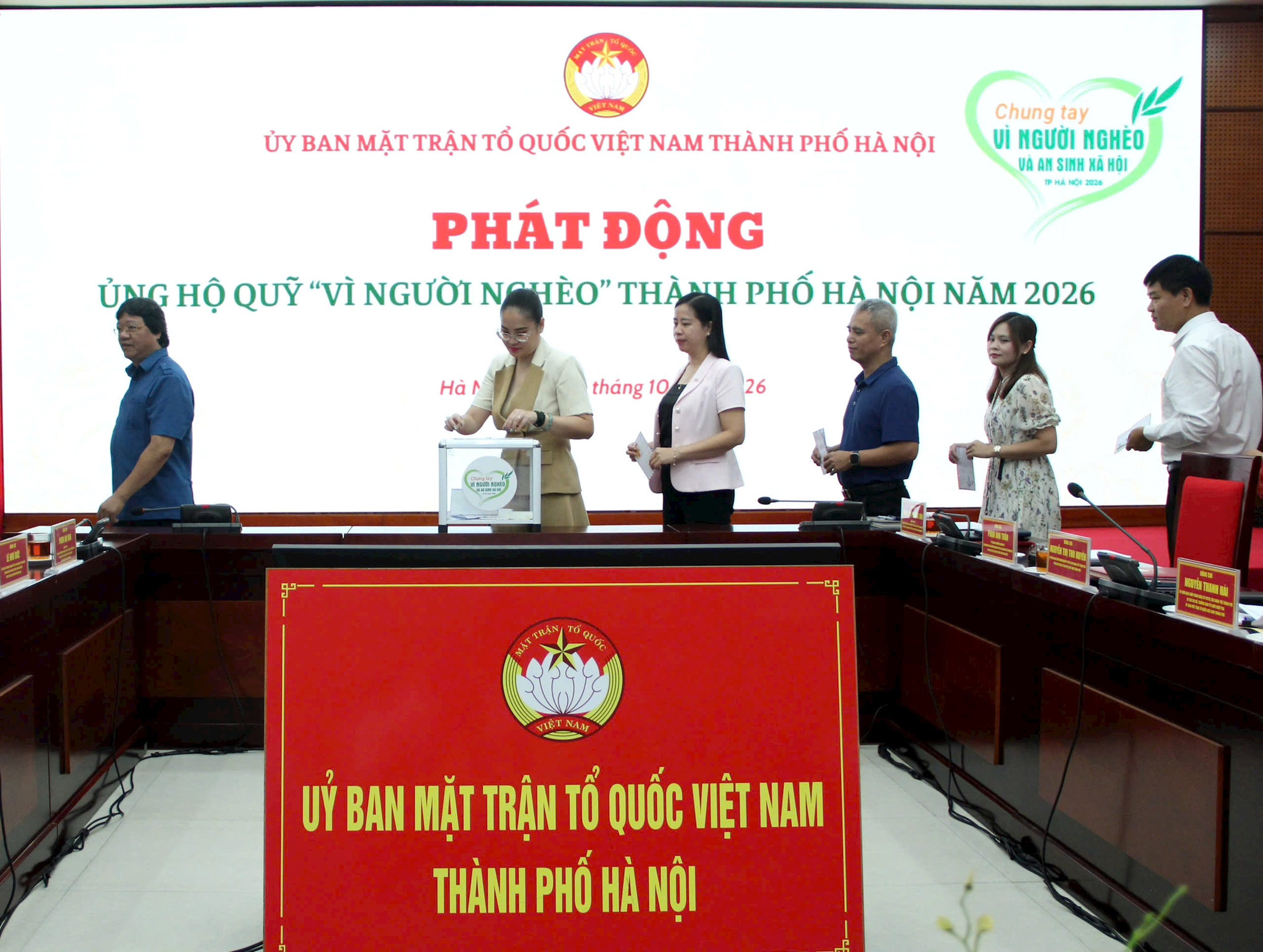 Các cán bộ, nhân viên cơ quan Ủy ban MTTQ Việt Nam thành phố Hà Nội tham gia ủng hộ Quỹ. Ảnh: Lê Phương