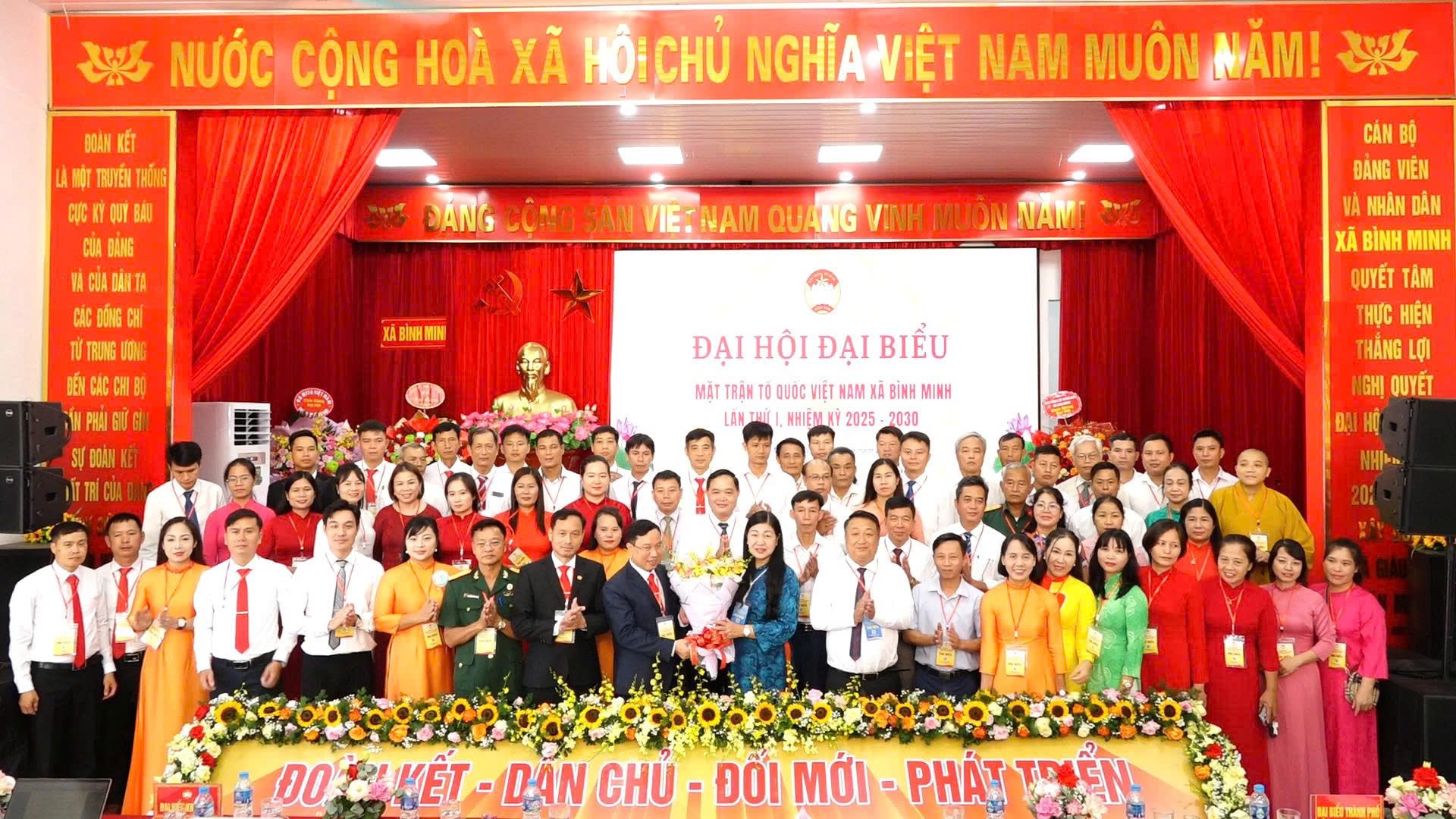 Chủ tịch Ủy ban MTTQ Việt Nam thành phố Hà Nội Nguyễn Lan Hương và các đại biểu chúc mừng thành công Đại hội. Ảnh: Đỗ Phong