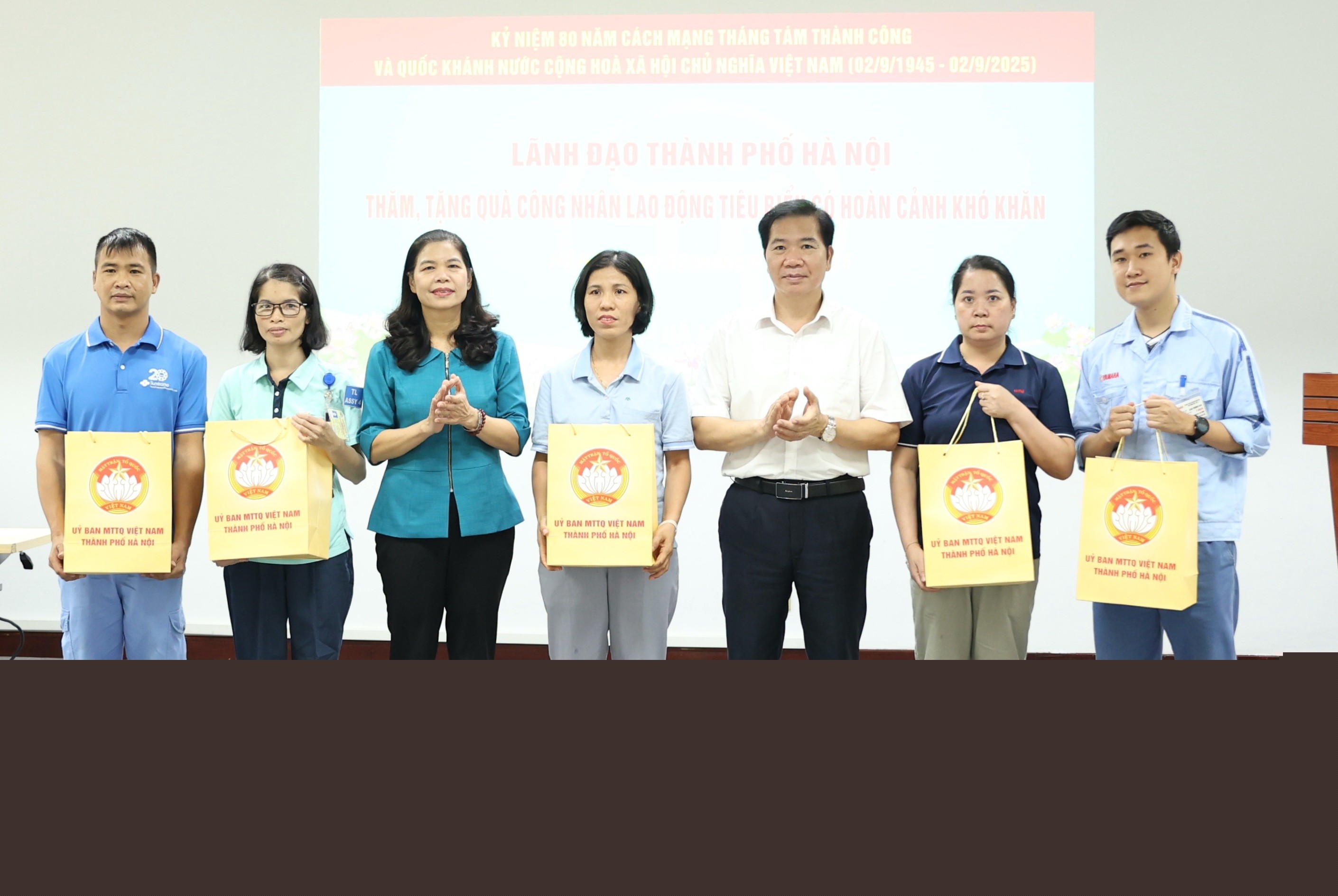 Phó Chủ tịch Ủy ban MTTQ Việt Nam thành phố Hà Nội Đặng Thị Phương Hoa thăm, tặng quà công nhân lao động