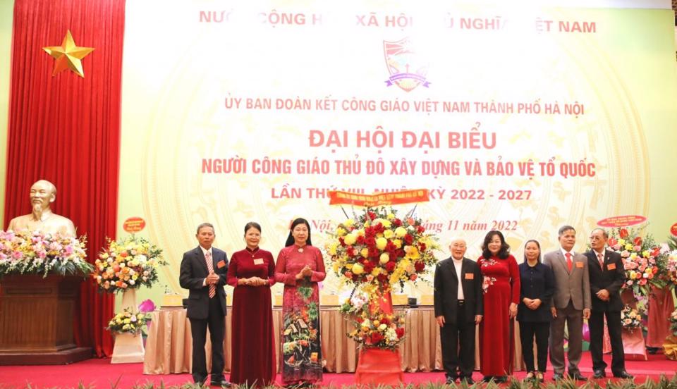 Chủ tịch Ủy ban MTTQ Việt Nam TP H&agrave; Nội Nguyễn Lan Hương tặng hoa ch&uacute;c mừng Đại hội