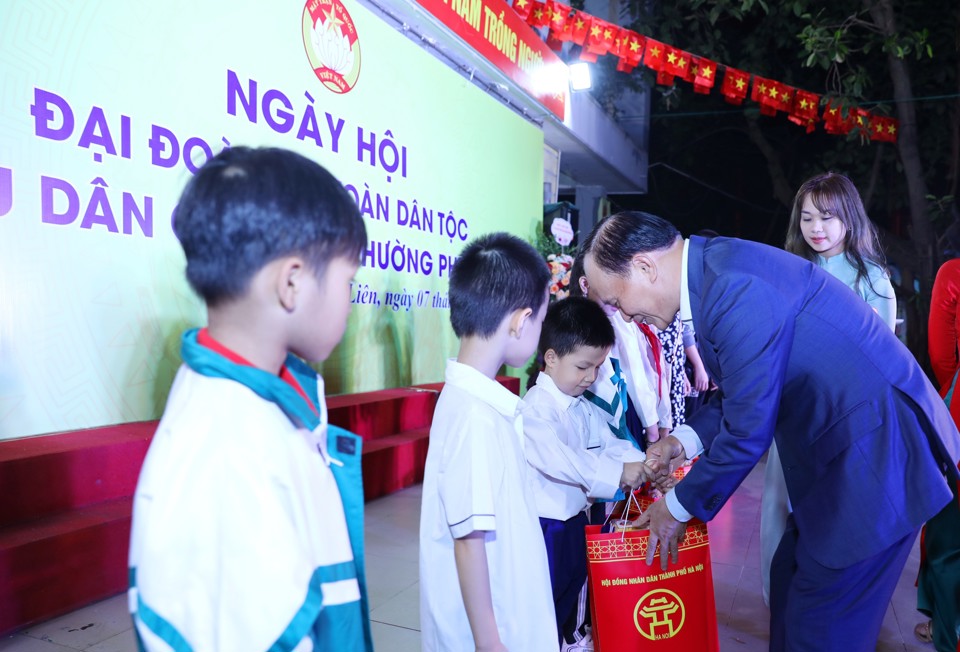 Chủ tịch HĐND TP Nguyễn Ngọc Tuấn trao qu&agrave; cho học sinh c&oacute; ho&agrave;n cảnh kh&oacute; khăn&nbsp;