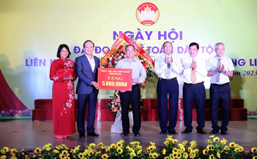 Phó Bí thư Thành ủy, Chủ tịch HĐND TP Hà Nội Nguyễn Ngọc Tuấn tặng hoa và quà của Thành phố cho Liên khu dân cư 1,2,3,4