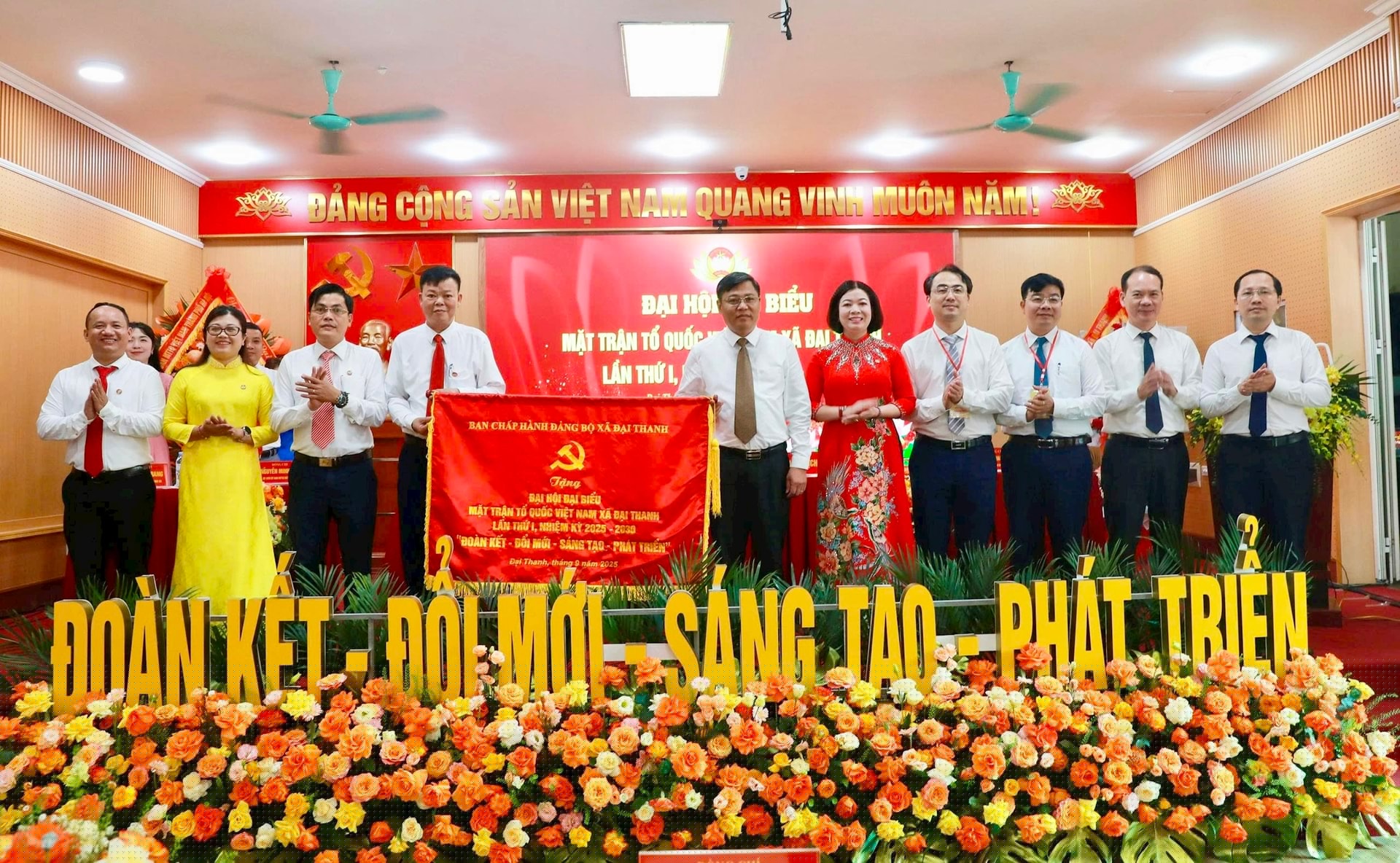 Lãnh đạo xã Đại Thanh tặng hoa và bức trướng chúc mừng Đại hội. Ảnh: Mai Duye