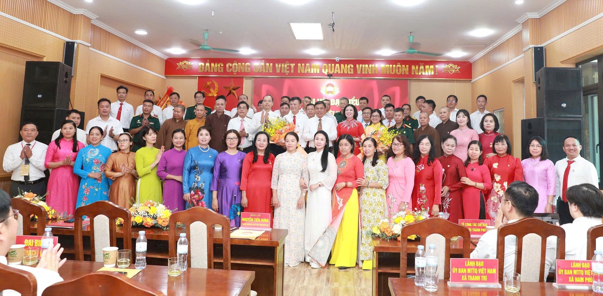 Lãnh đạo Ủy ban MTTQ Việt Nam thành phố Hà Nội và xã Đại Thanh tặng hoa chúc mừng Ủy ban MTTQ Việt Nam xã nhiệm kỳ 2025-2030. Ảnh: Mai Duyên.