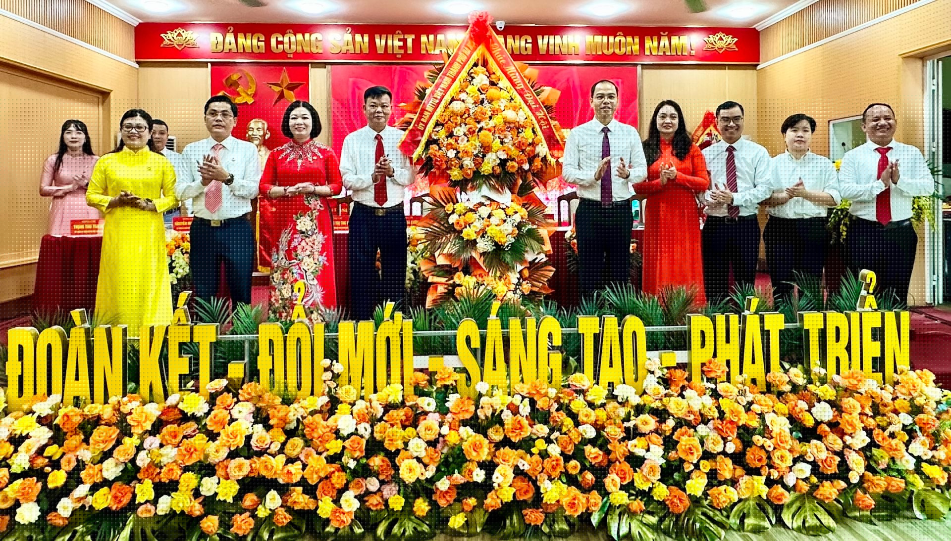 Lãnh đạo Ủy ban MTTQ Việt Nam thành phố Hà Nội tặng hoa chúc mừng Đại hội. Ảnh: Mai Duyên.