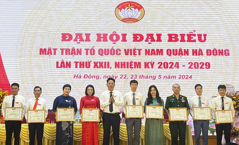 5 năm qua, c&oacute; h&agrave;ng trăm lượt c&aacute; nh&acirc;n, tập thể tham gia v&agrave;o c&ocirc;ng t&aacute;c mặt trận của H&agrave; Đ&ocirc;ng được khen thưởng c&aacute;c cấp. L&atilde;nh đạo quận tặng giấy khen cho 9 tập thể giai đoạn 2019- 2024.