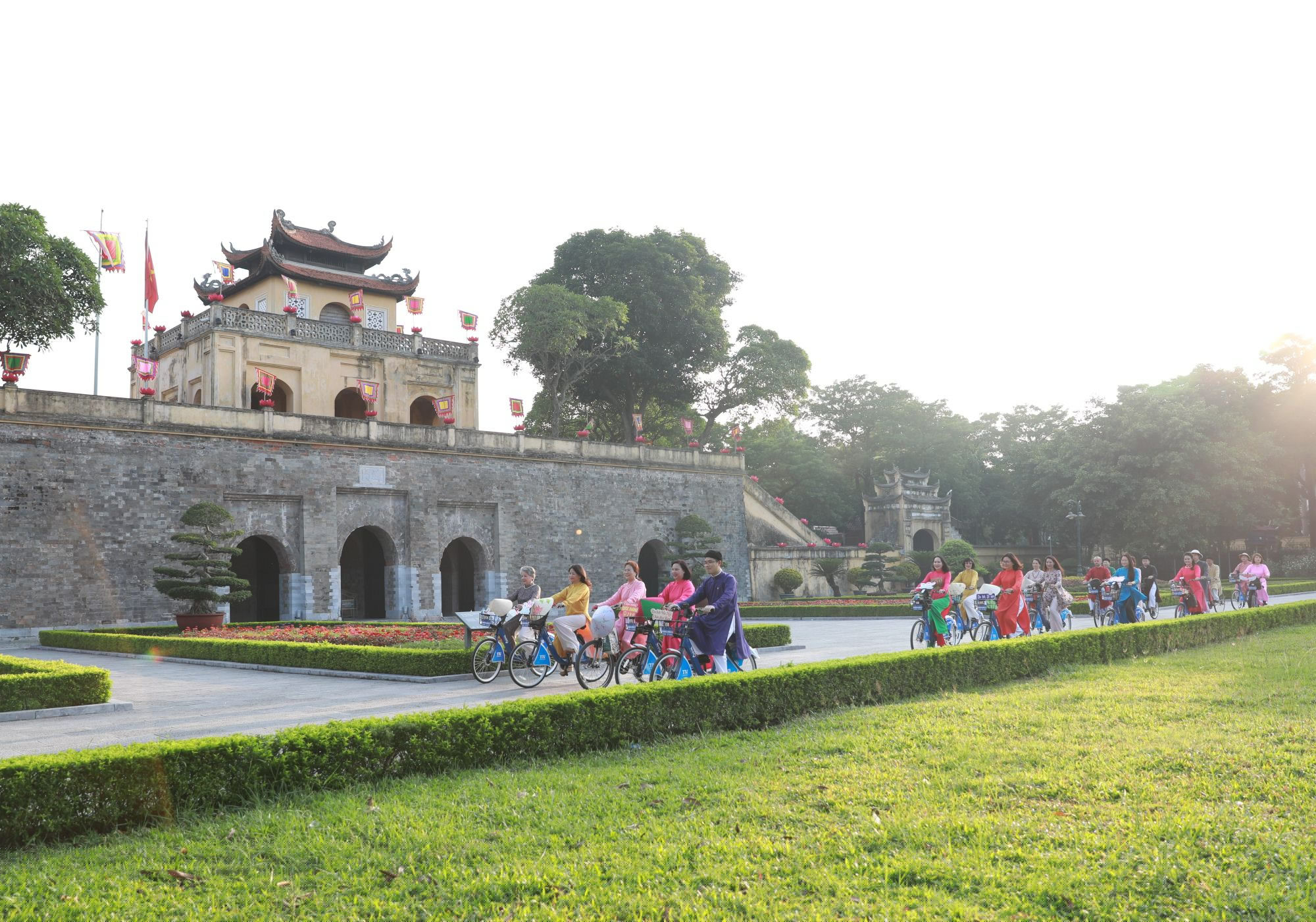 đạp xe qua di sản của Hà Nội. (Ảnh Quang Thái)
