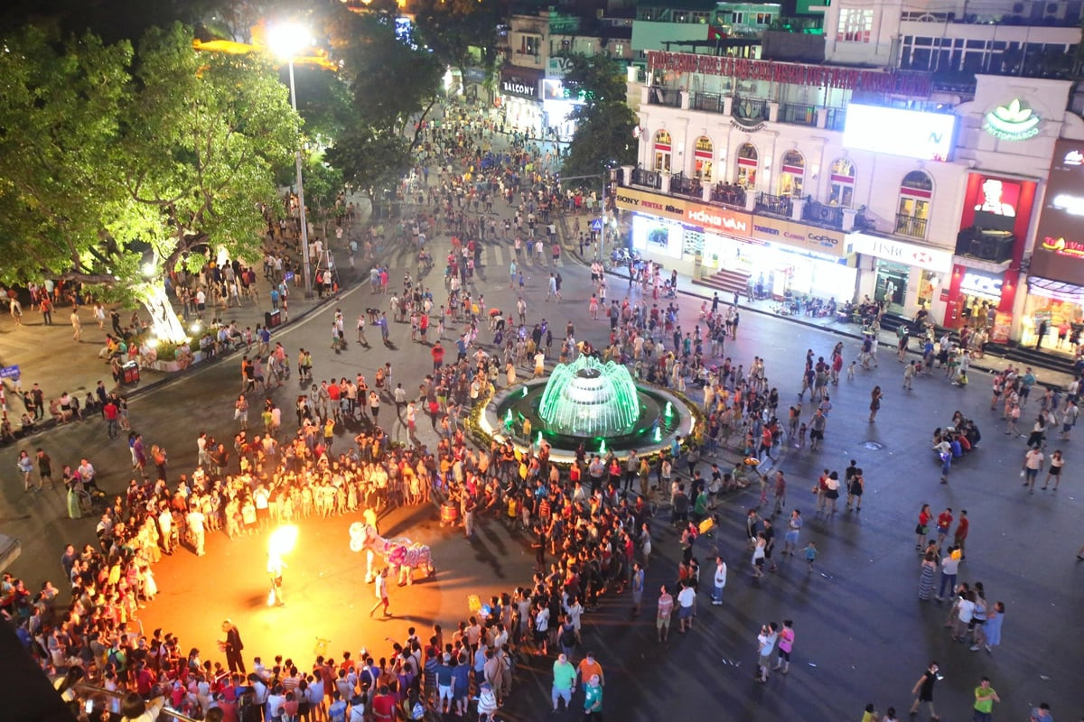 Hà Nội tổ chức lấy ý kiến Nhân dân về phương án nghiên cứu điều chỉnh quy hoạch khu vực hồ Hoàn Kiếm và phụ cận. Ảnh: M.H