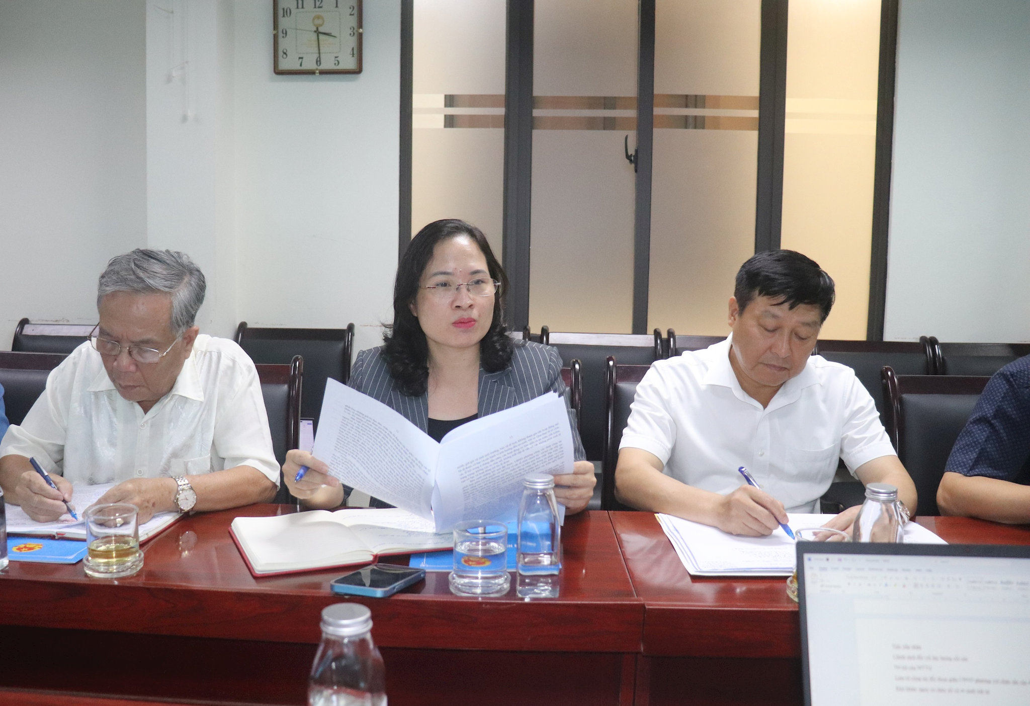 Phó Chủ tịch Ủy ban MTTQ Việt Nam thành phố Hà Nội Nguyễn Thị Thu Huyền trao đổi tại buổi làm việc. Ảnh: Hiền Chi
